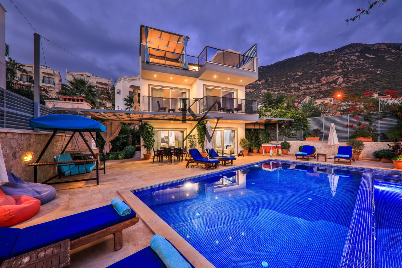 Villa Kızıl Kalkan | Deniz Manzaralı, Korunaklı, 6 Kişilik Tatil Villası